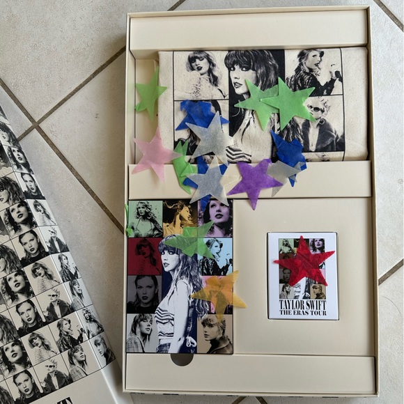 Taylor Swift Eras Tour VIP box tote pin posters postcards lanyard
Houston date - Picture 2 of 8